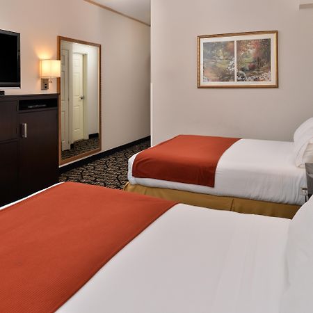 Holiday Inn Express & Suites Tacoma South - Lakewood By Ihg Exterior photo
