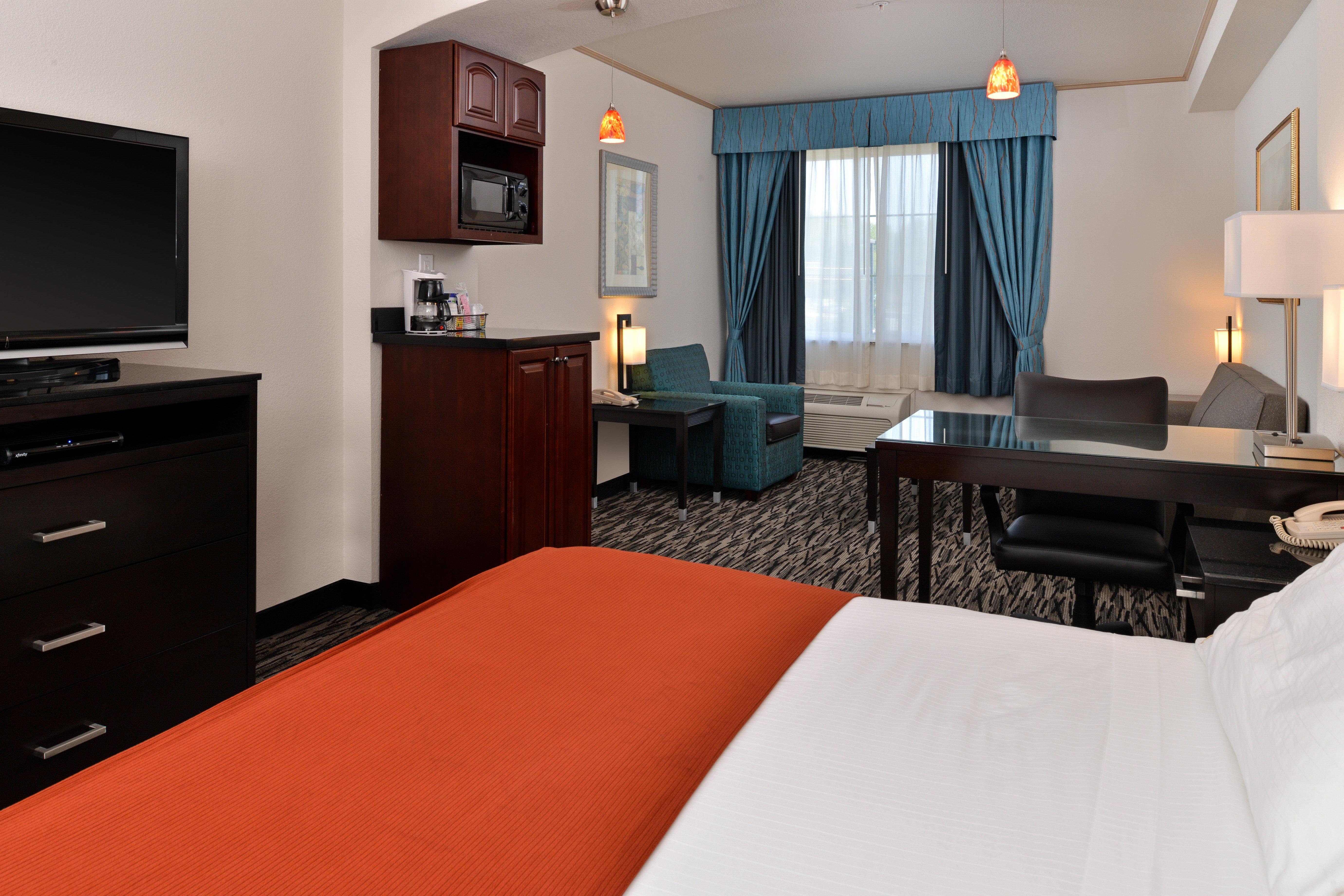 Holiday Inn Express & Suites Tacoma South - Lakewood By Ihg Exterior photo