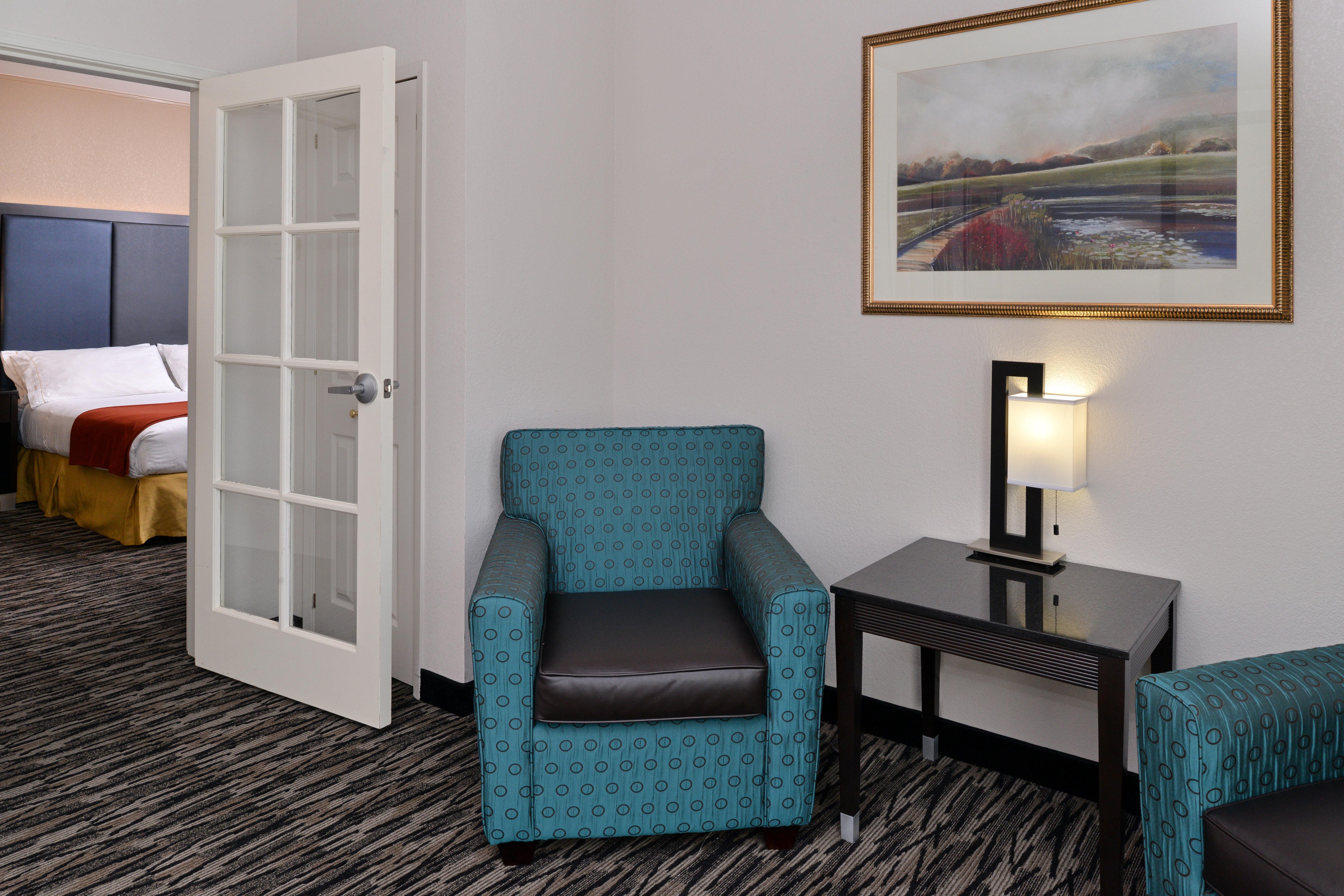 Holiday Inn Express & Suites Tacoma South - Lakewood By Ihg Exterior photo