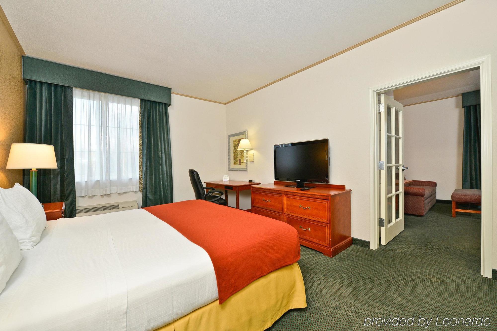 Holiday Inn Express & Suites Tacoma South - Lakewood By Ihg Exterior photo