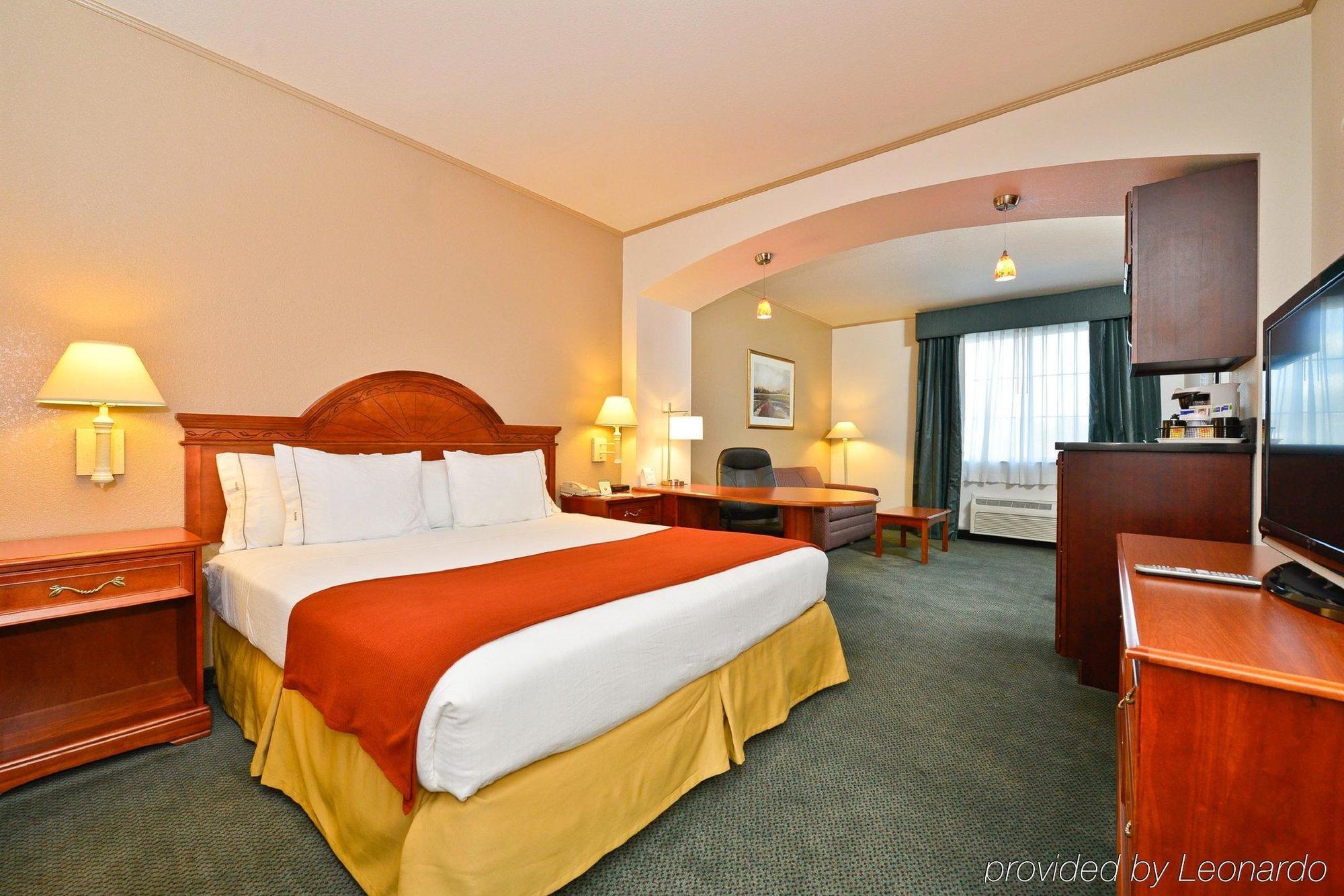 Holiday Inn Express & Suites Tacoma South - Lakewood By Ihg Exterior photo