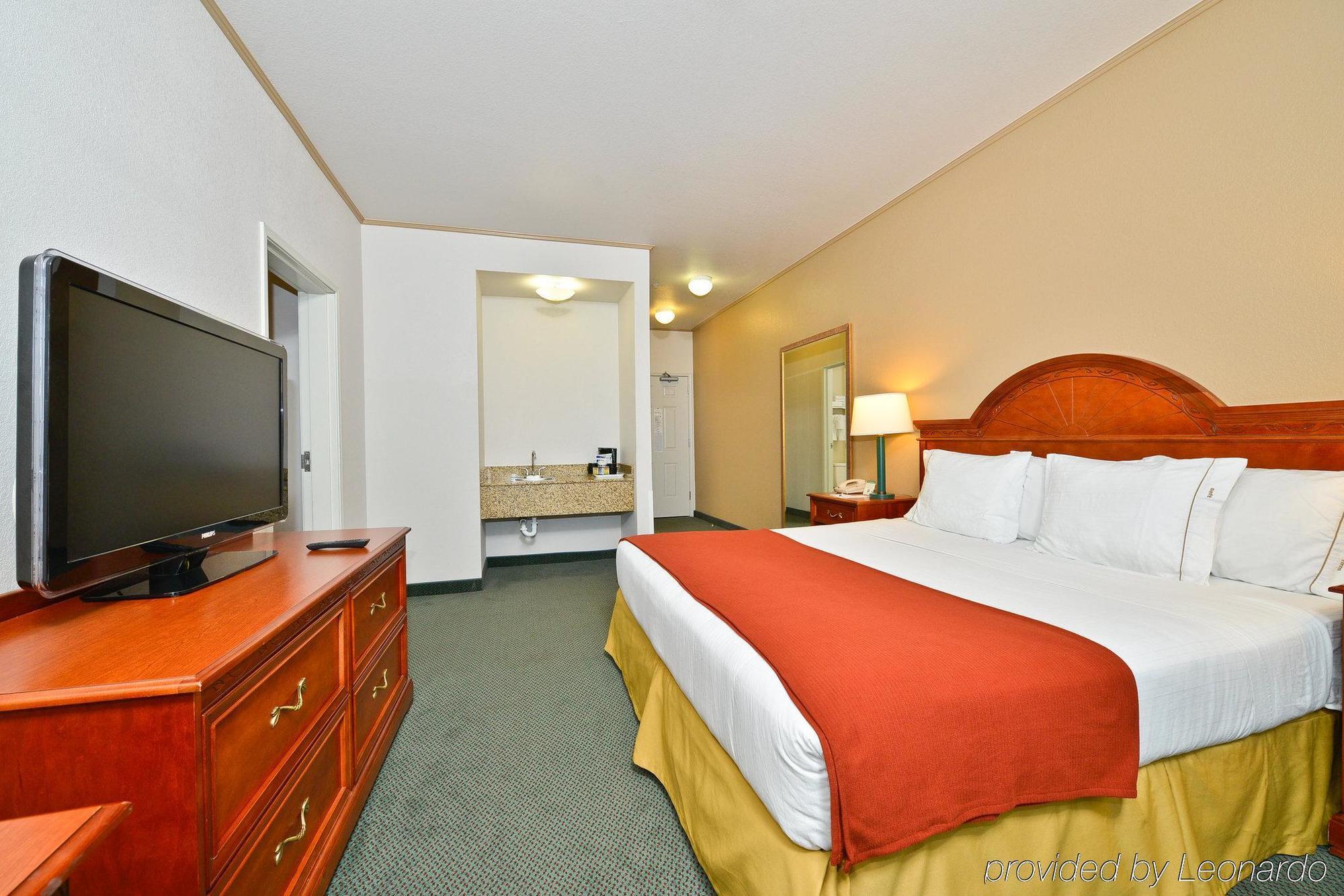 Holiday Inn Express & Suites Tacoma South - Lakewood By Ihg Exterior photo